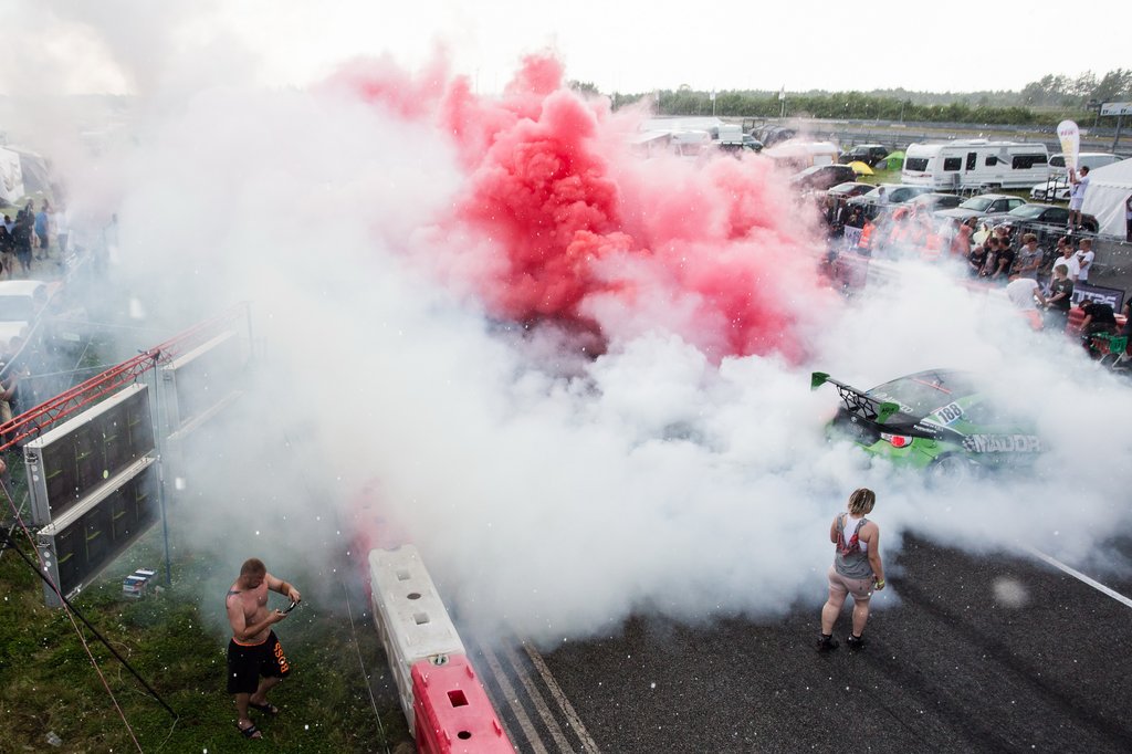 Luften bliver tyk af røg og oplevelser ved DHB 2017, som finder sted på Padborg Park
(Foto: Mick Friis)